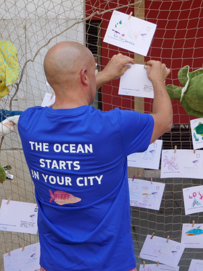 MakeEUBlue: Cities in Action. Activity at the Gijón Craft and Organic Market on the health of the oceans and aquatic ecosystems.