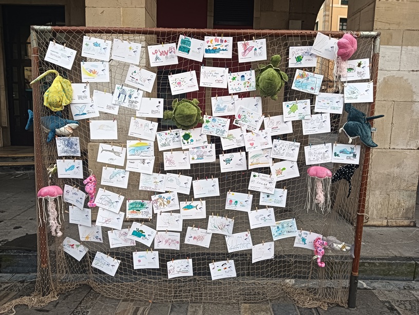 MakeEUBlue: Cities in Action. Actividad Actividad en el Mercado Artesano y Ecologíco de Gjón sobre la salud de los océanos y los ecosistemas acuáticos.